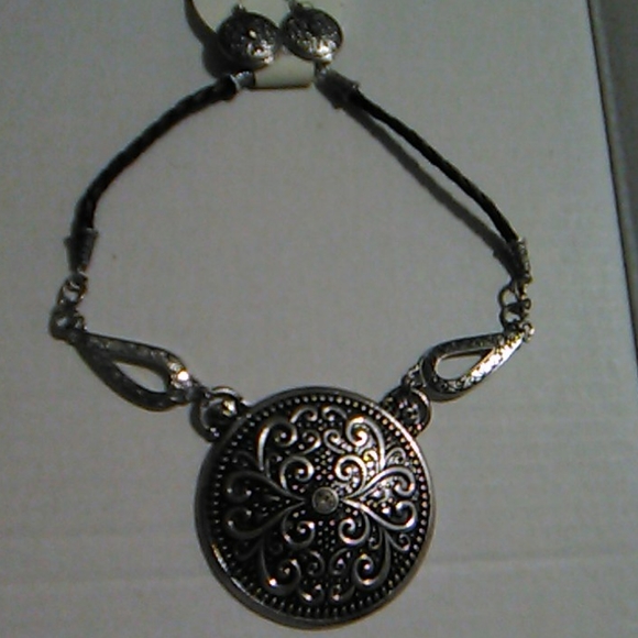 Nwt Black and Silver Necklace set - Picture 3 of 7